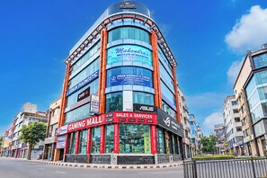 Un edificio de varios pisos que alberga un centro comercial de juegos en la planta baja, un centro de diagnóstico urbano y el Instituto de Educación Mahedra en los pisos superiores.