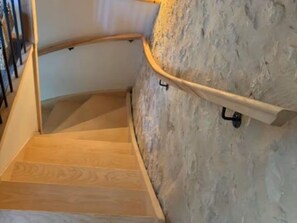 A spiral staircase with wooden steps and a textured wall. - House with private garden - 4 guests (SAINT POMPON)