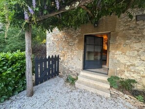 A stone building with a dark door and steps leading up to it. - House with private garden - 4 guests (SAINT POMPON)