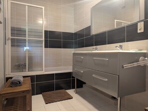 A modern bathroom with a bathtub, a sink, and a mirror. - Tranquil manor house - 11 guests (Arsac-en-Velay)