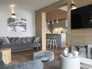 Living area - Apartment in the center - 8 guests, SE balcony (Courchevel 1550)