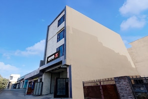 Un edificio de hotel con un cartel que dice 'OYO Hotel My Grand'.