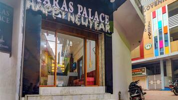 Un edificio con un cartel que dice 'PARAS PALACE FELIZ AÑO NUEVO'.