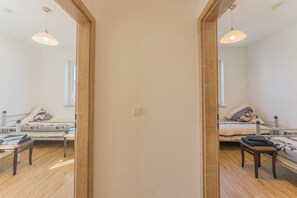 A room with a bed, a chair, a table, and a mirror. - New Listing (Mainz)