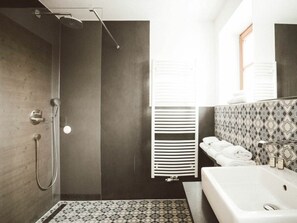 A modern bathroom with a walk-in shower, a bathtub, and a toilet. - Luna Blanca - Apartment 2 (Schwangau)