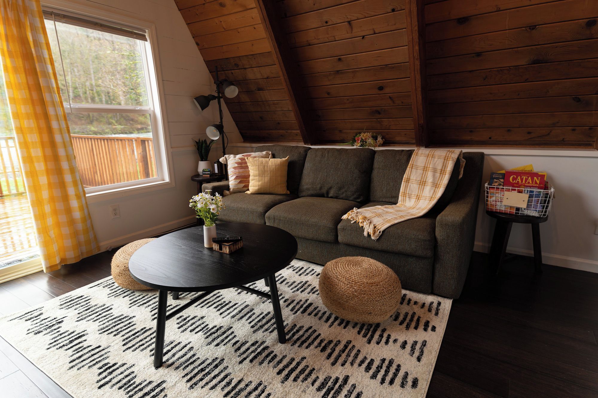 Ein gemütliches Wohnzimmer mit einer Couch, einem Couchtisch und einem Teppich.