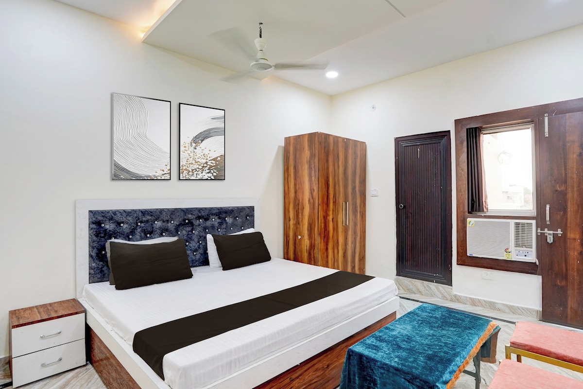 Un dormitorio con cama, armario, puerta y ventilador de techo.