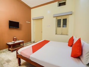 A hotel room with a bed, a television, a small table with a kettle, and a window. - Hotel O Anand Hotel Jodhpur (Jodhpur)