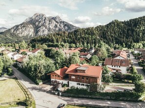 A residential area with houses, a road, and a mountain in the background. - Luna Blanca Chalet (Schwangau)
