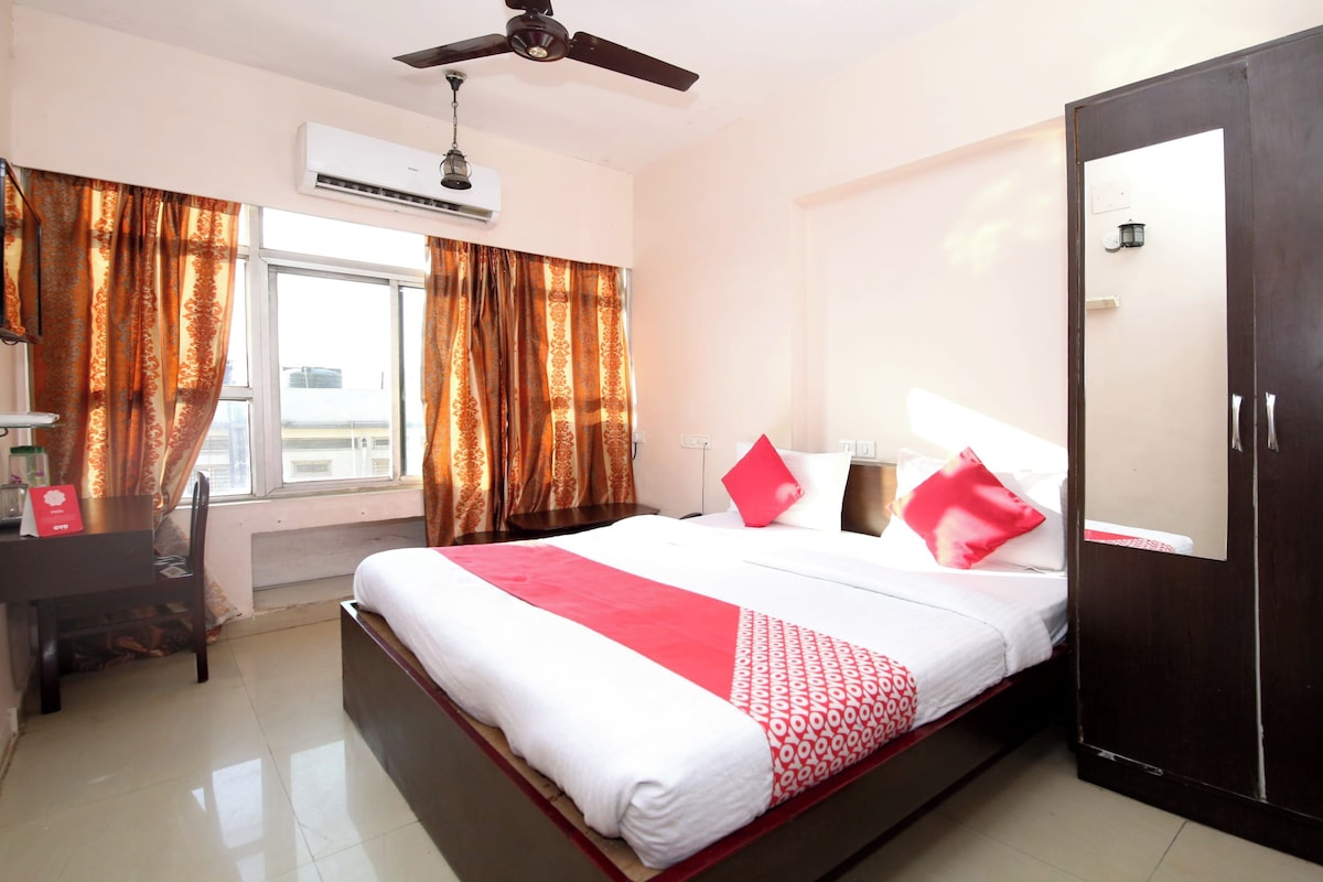 Une chambre d’hôtel équipée d’un lit, d’une armoire, d’un bureau et d’un appareil de climatisation.