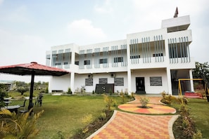Exterior - Hotel O Nisarg Resort (Jabalpur)