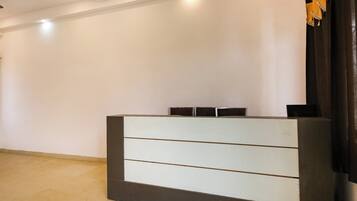 Un mostrador de recepción de diseño moderno, con una base oscura y paneles superiores claros.
