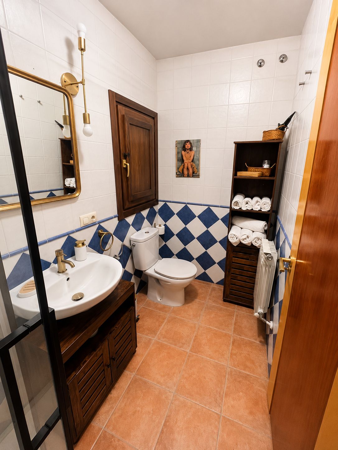 Ein Badezimmer mit Waschbecken, Toilette und Spiegel.