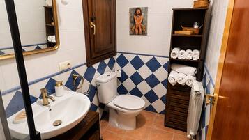 Ein Badezimmer mit Waschbecken, Toilette und Spiegel.
