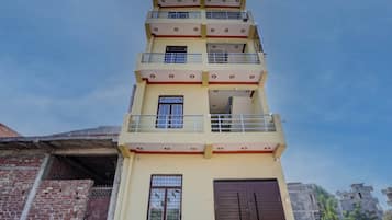 Un edificio de varios pisos con balcones y ventanas.