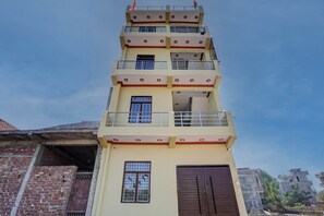 A multi-story building with balconies and windows. - Hotel O Home Hotel Star Galaxy (Kanpur)