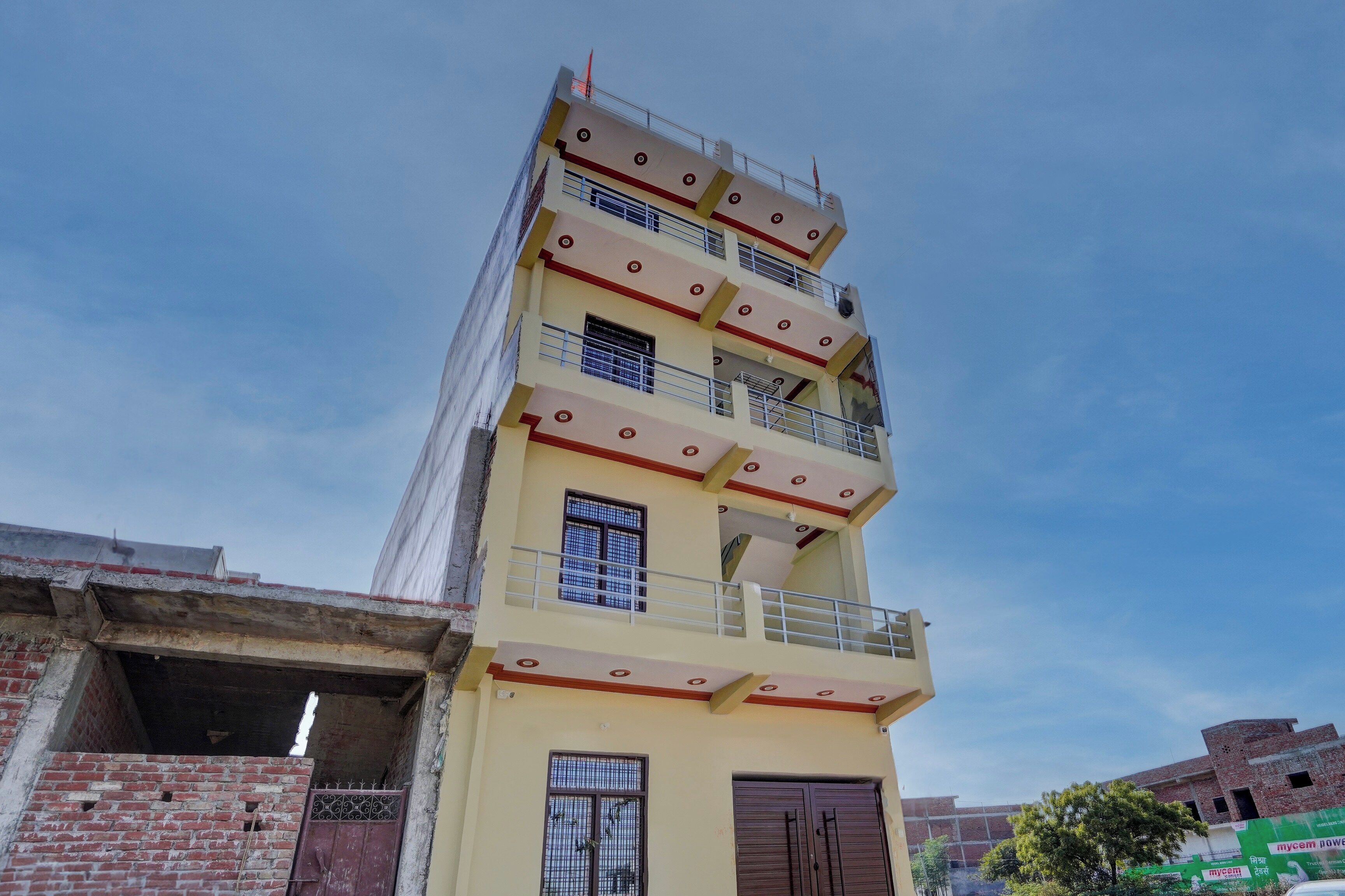 Un immeuble à plusieurs étages doté de balcons et de fenêtres.