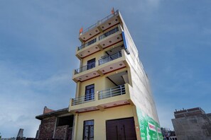 A multi-story building with balconies and a flat roof. - Hotel O Home Hotel Star Galaxy (Kanpur)