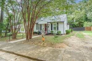 A single-story house with a front porch, a mailbox, and a small lawn. - Crimson Tide Cottage - 2 King Beds 2.5 miles to UA (Northport)