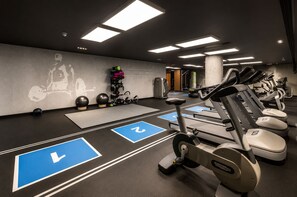 A gym with treadmills, exercise balls, and a wall with a motivational quote. - Amazing apartment near London Bridge, Tower Brigdge and City of London (London)