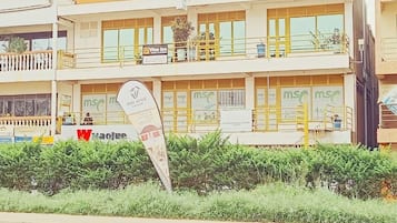 Un bâtiment avec une enseigne indiquant « Vine Inn » et plusieurs logos « msf ».