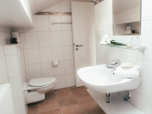 A bathroom with a toilet, sink, and shower area. - House Luna - Apartment Luna 4 (Schwangau)