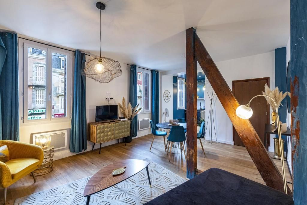 Un salon moderne avec un canapé, une table basse et un coin repas.