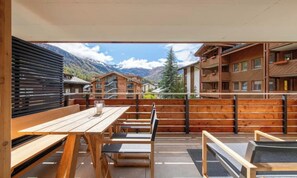 Outdoor dining - CENTRAL ZERMATT APARTMENT NEAR SUNNEGGA-EXPRESS & MAIN STREET (Zermatt)