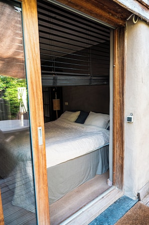 Ein Zimmer mit einem Bett, einem kleinen Tisch und einem Stuhl.