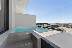 A rooftop pool with a clear view of the cityscape. - 2-bedroom Penthouse in the Waterkant Cape Town (Cape Town)