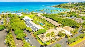 Een resort met meerdere gebouwen, een zwembad en uitzicht op de oceaan.