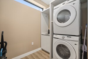 Laundry - Pininfarina Masterpiece 4 BD/4.5 BA - 5534 PW (Kissimmee)