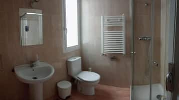 Un bagno con lavandino, WC e doccia.