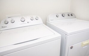 Dues rentadora blanca Whirlpool en una habitació.