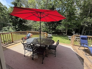 Private wooded patio with outdoor dining and a bold red umbrella - 3BR Home, Fenced Yard, Free use of car, Pets ok! (West Tisbury)