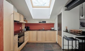 Private kitchen - STYLISH ALPINE PENTHOUSE NEAR RESTAURANTS & MOUNTAIN RAILWAYS (Zermatt)