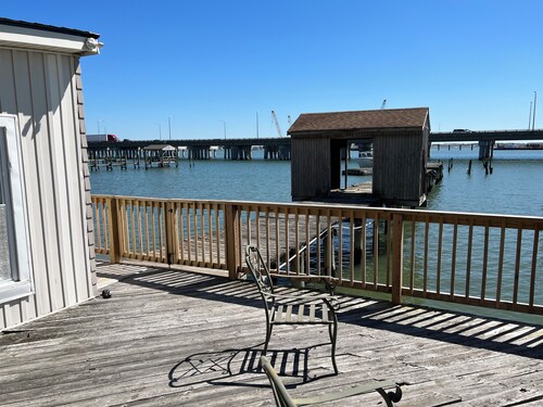 Not a House Boat - But a BoatHouse - Water Front, Pet Friendly, Kayaks and Wi-Fi