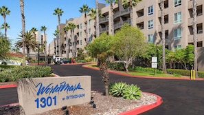 Ein modernes Apartmenthaus mit einem Schild, auf dem ‚WorldMark 1301 by Wyndham‘ steht.