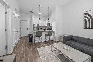 A modern apartment with a kitchen, dining area, and living room. - Boulevard Stays Modern Tempe 1BR ASU Pool, Gym (Tempe)