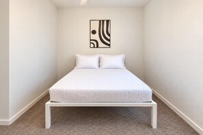 Third bedroom with full-size bed - Boulevard Stays Modern Tempe 3BR ASU Pool, Gym (Tempe)