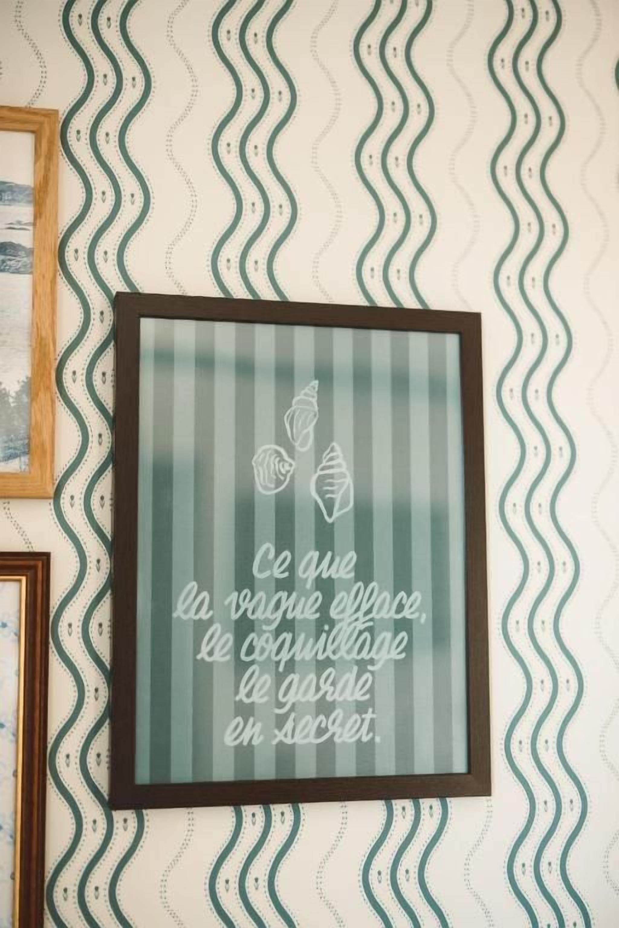 Una cita enmarcada en una pared con un fondo de diseño ondulado.