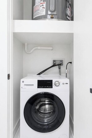 Interior - By Yale | Sleeps 6 | Sauna + Gym | Free Parking (New Haven)