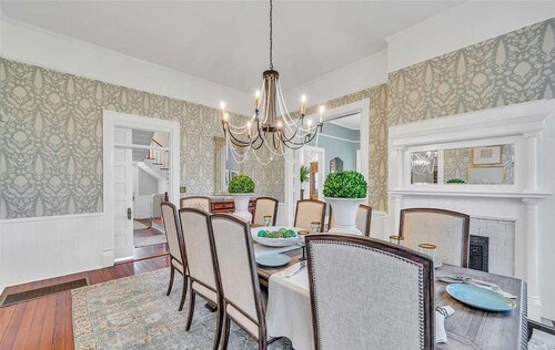 The Grey Lady: 1910 Victorian, Sleeps 12, Walk to Downtown Americus
