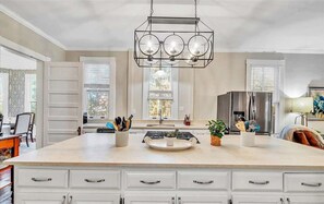 Private kitchen - The Grey Lady: 1910 Victorian, Sleeps 12, Walk to Downtown Americus (Americus)