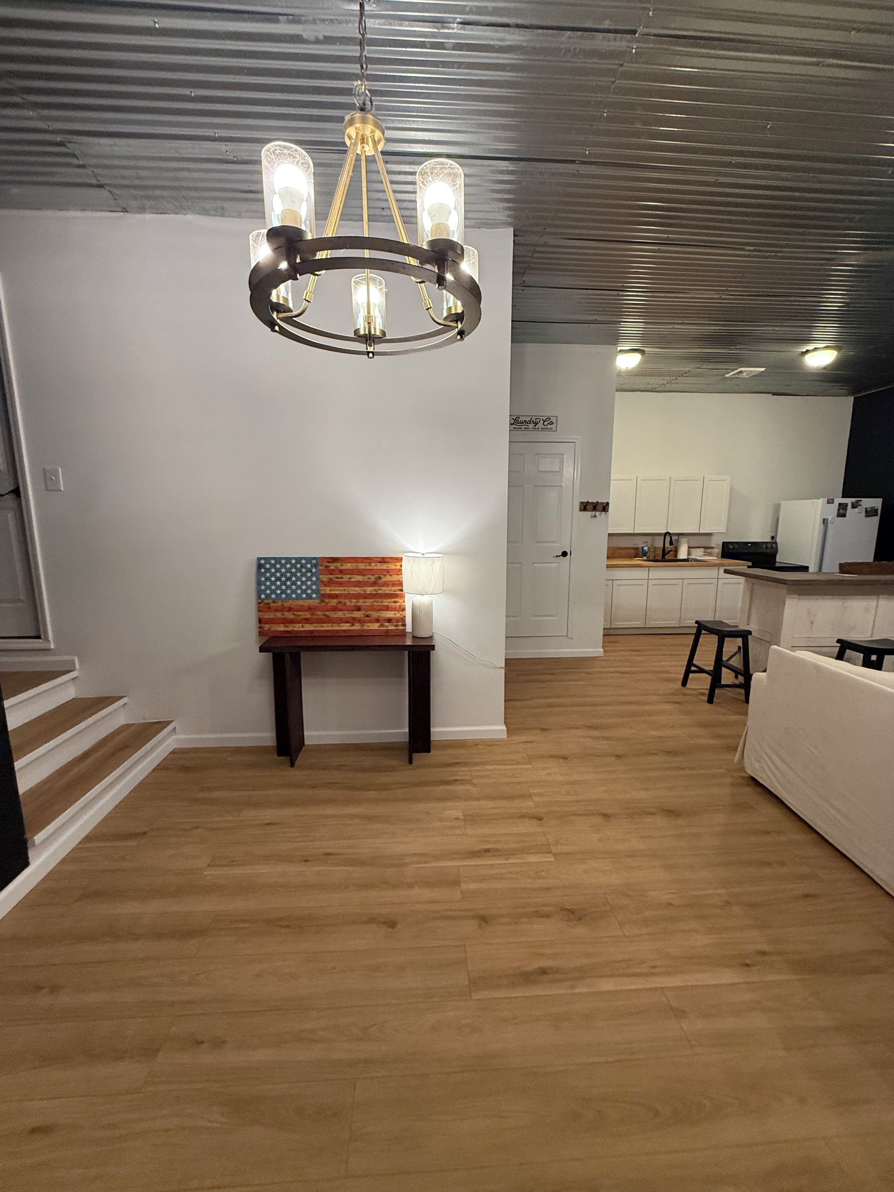 Eine moderne Küche mit weißen Schränken, einem eingebauten Backofen und einem Kühlschrank.