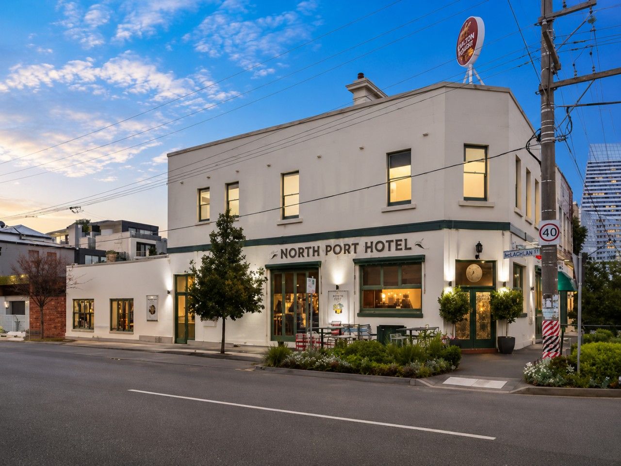 Un edificio de dos pisos con un letrero que dice 'NORTH PORT HOTEL'.