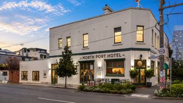 Un edificio de dos pisos con un letrero que dice 'NORTH PORT HOTEL'.