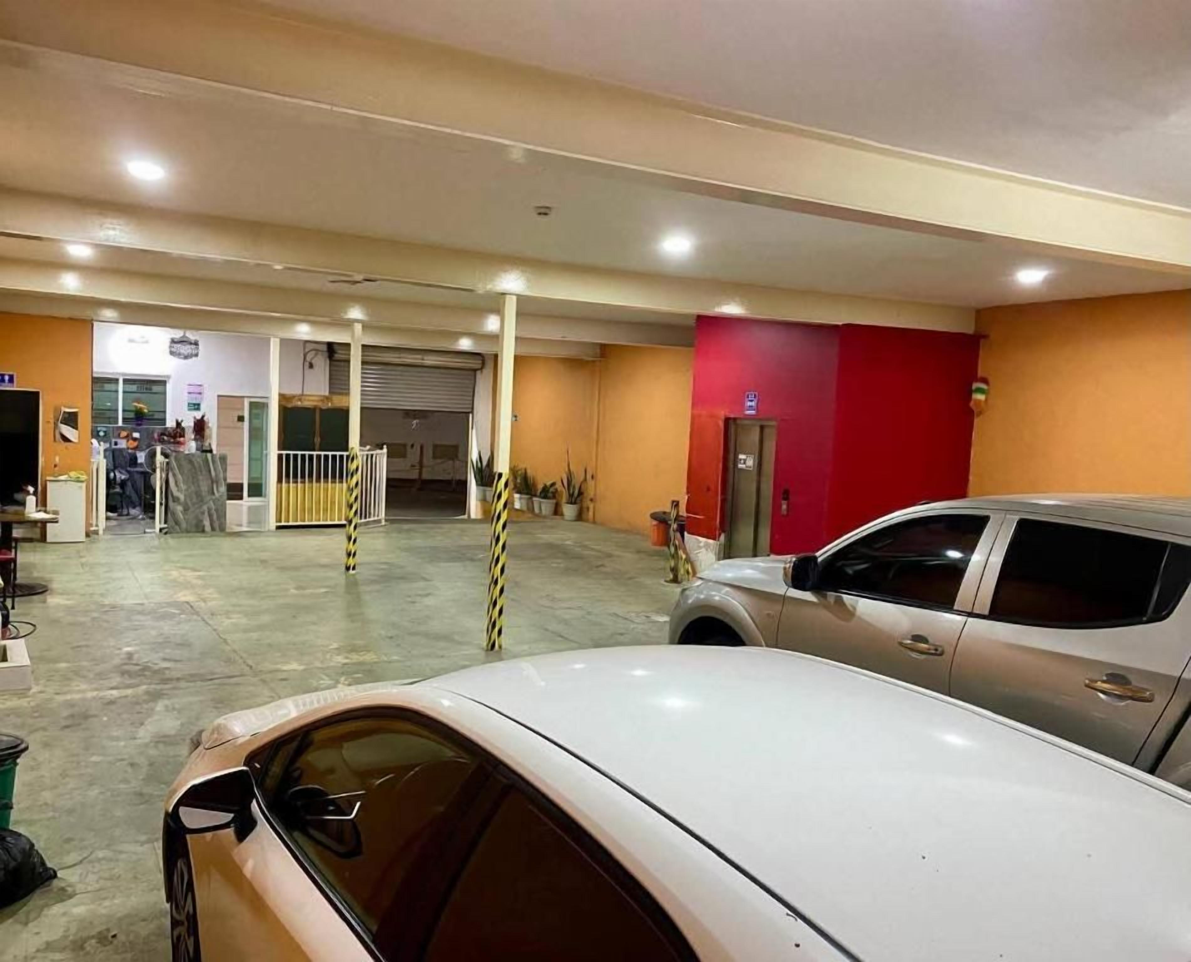 Eine Parkgarage mit mehreren Ebenen, einem Notausgang und einem Fahrzeug im Vordergrund.
