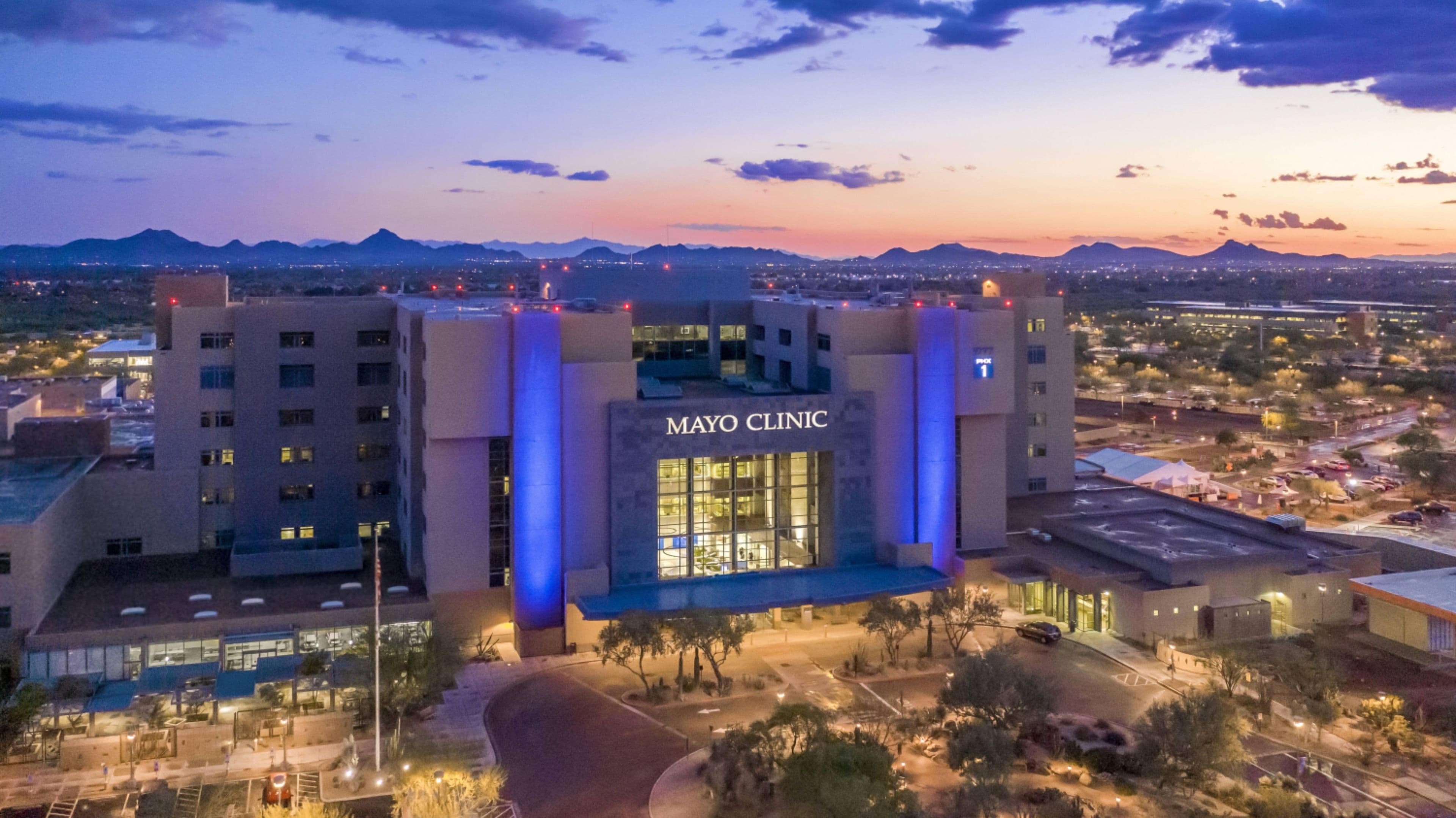 En bygning med flere etager, med skiltet 'Mayo Clinic' foran.