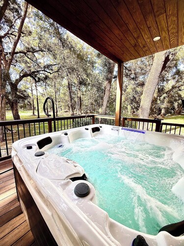 Lakefront Farmhouse  3BR 2.5BA , Private Dock, Jacuzzi 10 guest, Lake, forest